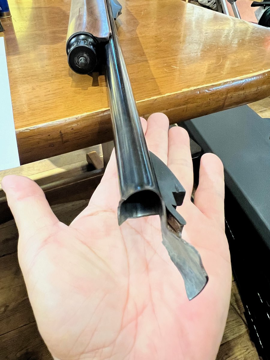 HowaSeiki's tweet image. 地面を銃身先端で突っついてしまった直後に、それはわかっていたんだけど、目の前に獲物がいたので発射したらこうなってしまった、という例。
銃口の向きはもちろんだけど、こういうことにも注意しよう。
※怪我人などはいません。
