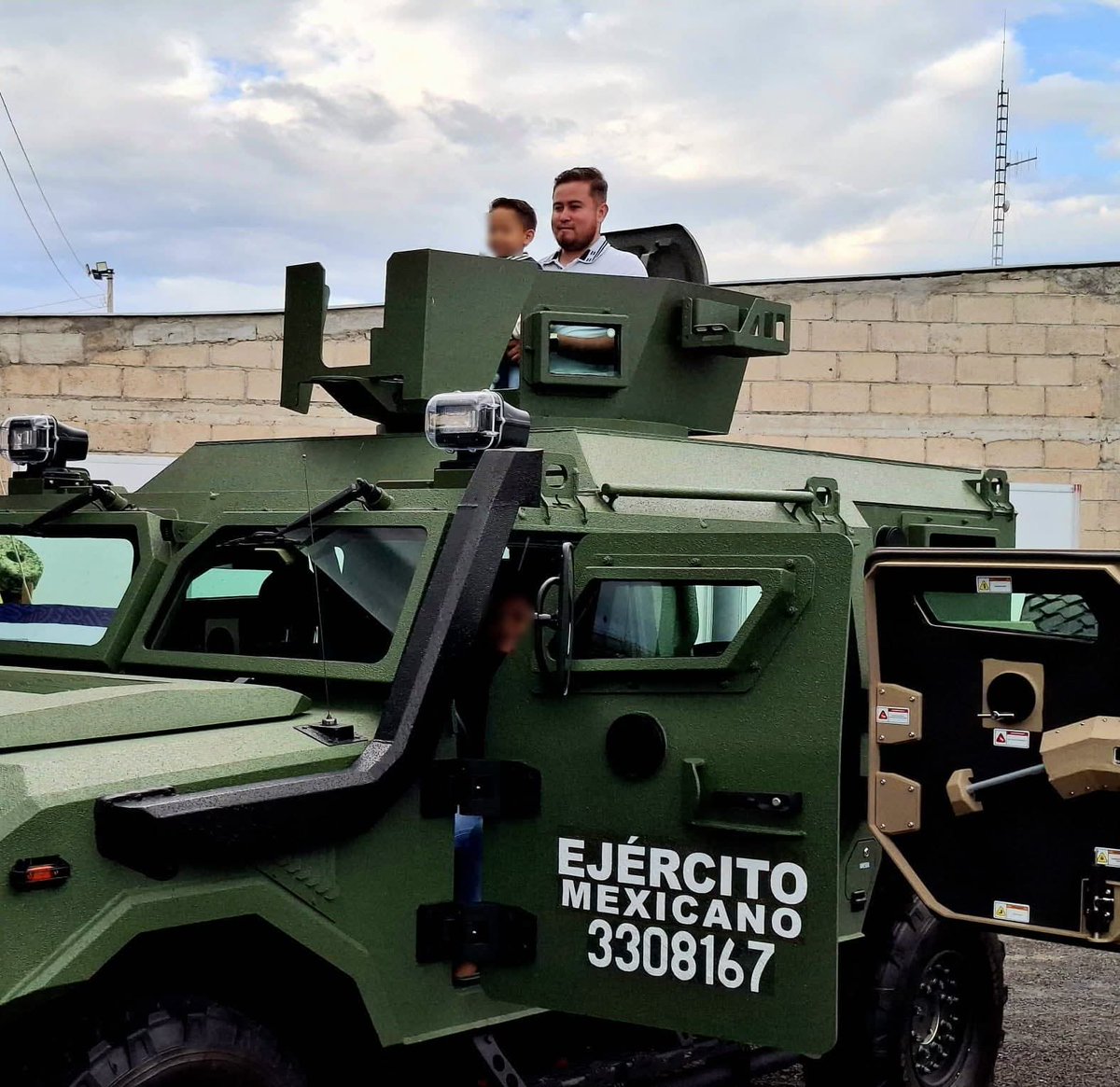 HRS4NTOS's tweet image. ¿Ya viste la exposición del #Ejército en la #FeriaDeSilao?   Puedes pasar al stand de la @Defensamx1 para tomarte la foto 🤳🏼 en los vehículos militares y ver un poco de todo el trabajo que las Fuerzas Armadas realizan por #México #ConTodoElCorazón. 🇲🇽