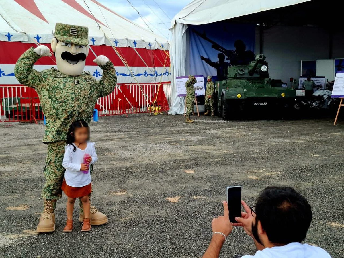 HRS4NTOS's tweet image. ¿Ya viste la exposición del #Ejército en la #FeriaDeSilao?   Puedes pasar al stand de la @Defensamx1 para tomarte la foto 🤳🏼 en los vehículos militares y ver un poco de todo el trabajo que las Fuerzas Armadas realizan por #México #ConTodoElCorazón. 🇲🇽