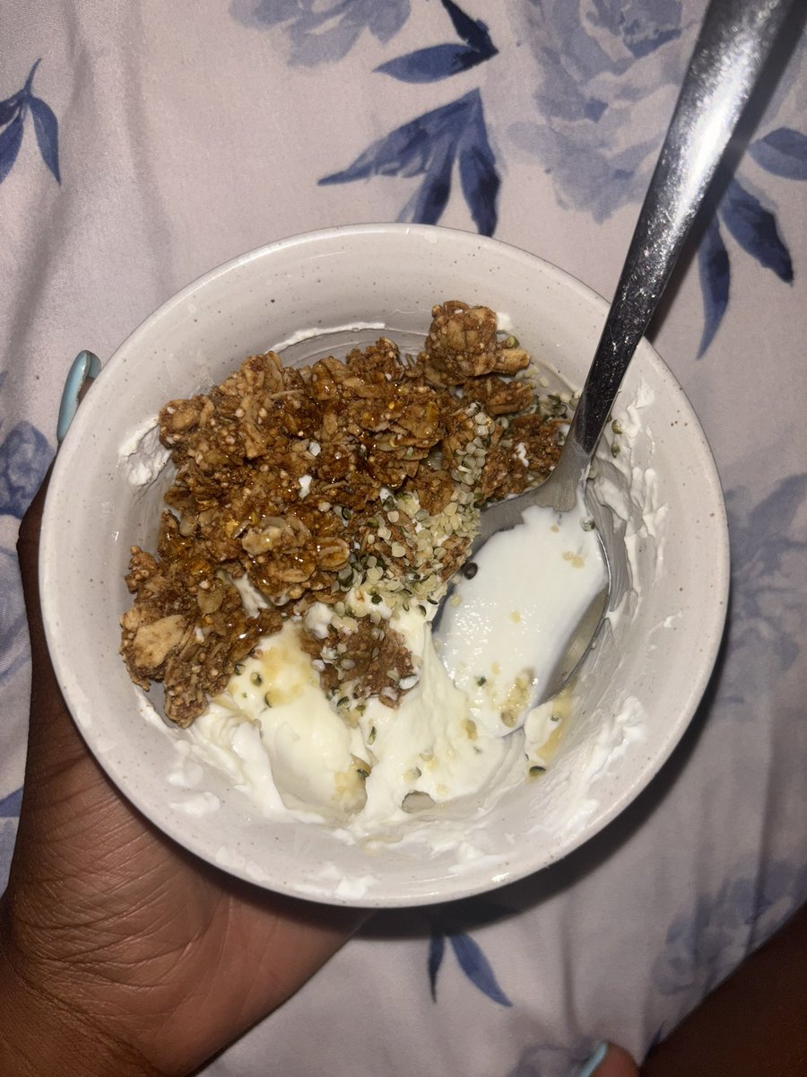oddforvi's tweet image. Allowing yourself to eat yogurt bowls with any toppings 😜 oh yes
