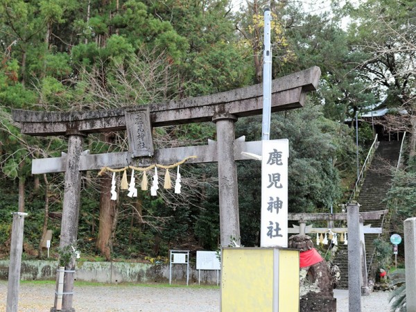 ②紀貫之の『土佐日記』では、土佐国司として大津から浦戸へ船で向かったと記される。大津小学校にはその碑があり、近くの鹿児崎には水主（かこ）にちなむ鹿児神社が。浦戸湾の船溜まりには神功皇后の白い石伝説など、海の伝説や史跡が残り、土佐の海運史を象徴している。