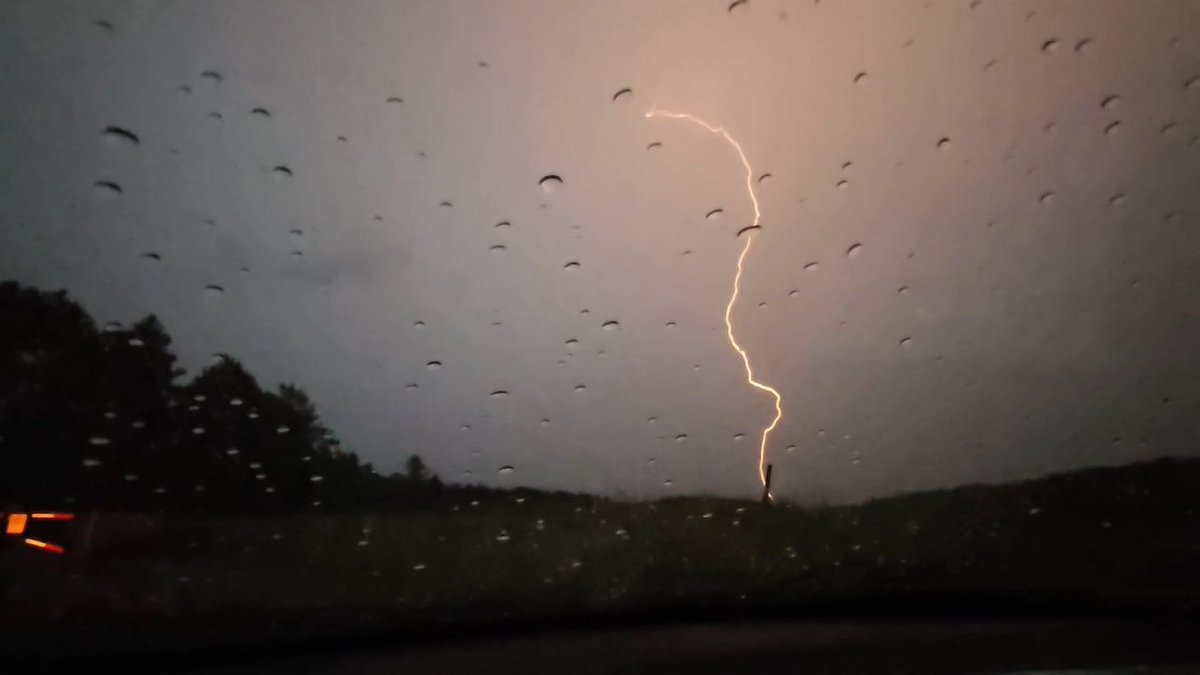 mvinge's tweet image. I just experienced closest lightning strike ever. It flashed, and less than a second later, huge crack. Thank god I was in my car, but it felt it thru my seat. Pic is few seconds after.
I went north of metro to get car away from hail but violent 🌩 ⚡️ ⛈️ still everywhere #mnwx
