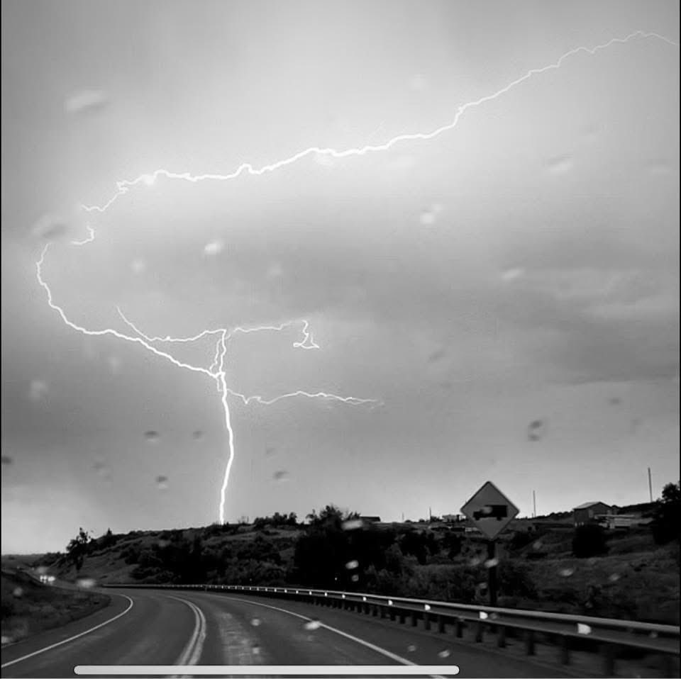 weatherchaser5's tweet image. My brother sent me this from a storm last night outside of Boise, Idaho
