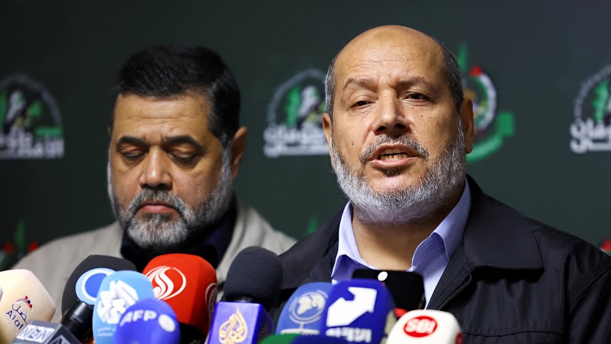 MilitantTracker's tweet image. 🚨🇵🇸 Khalil al-Hayya (Hamas Political Bureau): Key Statements

“We agreed to the mediators’ proposals—but were surprised by the Israeli delegation’s sudden withdrawal.”

“We reject the farce of so-called airdropped aid—our people need dignity, not propaganda.”

“The world’s…
