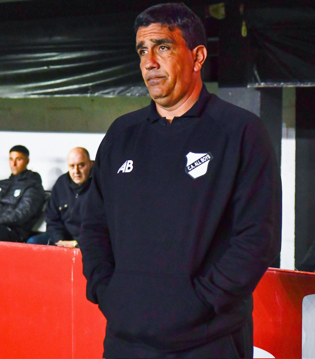 Primeranaciona's tweet image. 👀 Ariel Martos se fue de San Martín de Tucumán, con el equipo primero en la Zona A.
La dirigencia ya contrató a Mariano Campodonico, que hace unas semanas dejó All Boys por malos resultados y con el equipo cerca del descenso.