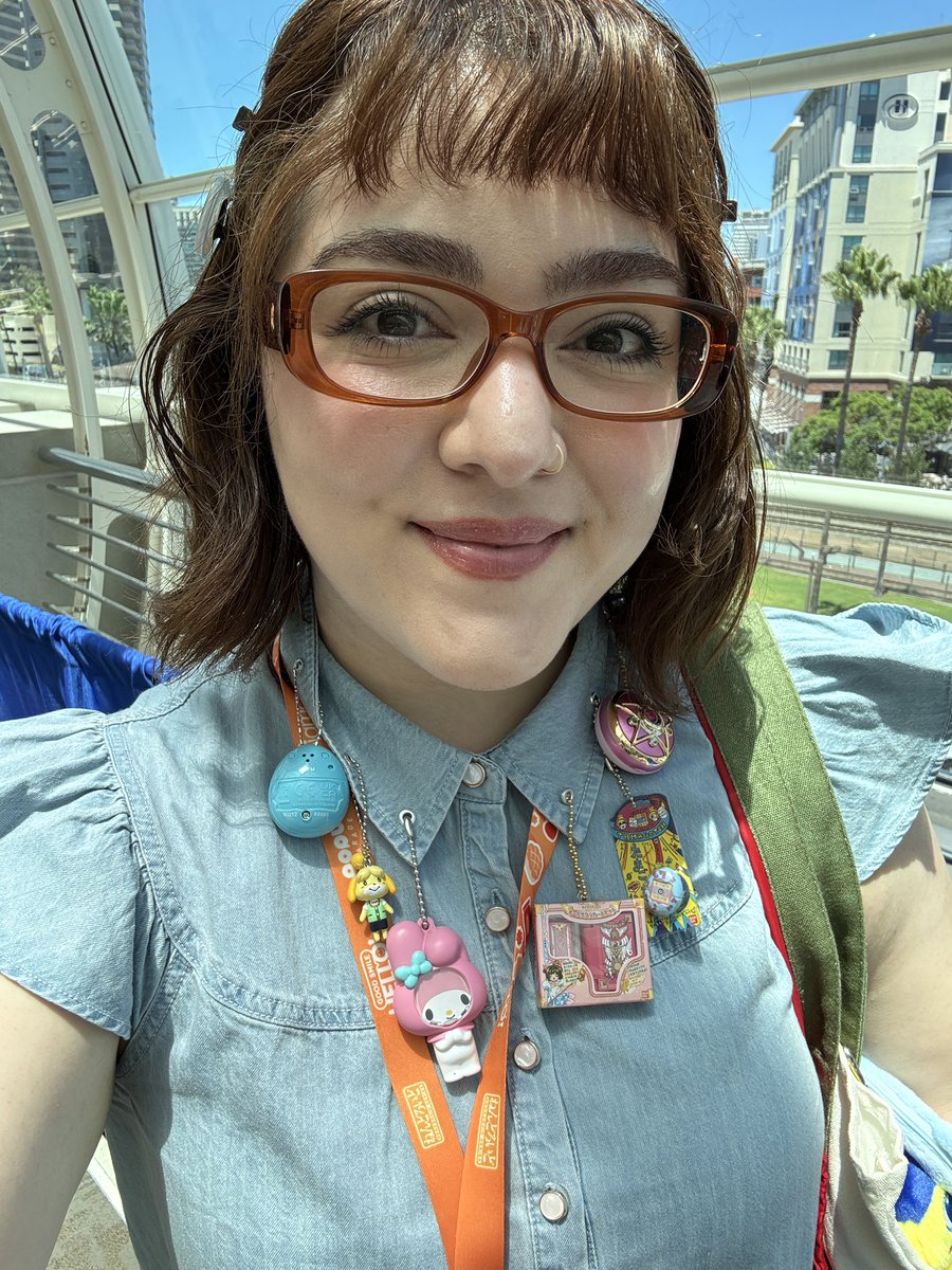 LauraNeuzeth's tweet image. The trinket top made it to SDCC! And with that SDCC 2025 is now a wrap. 

I will be working on a recap vlog this week and maybe a little haul video. I didn’t buy a lot but I did buy a few cool things.