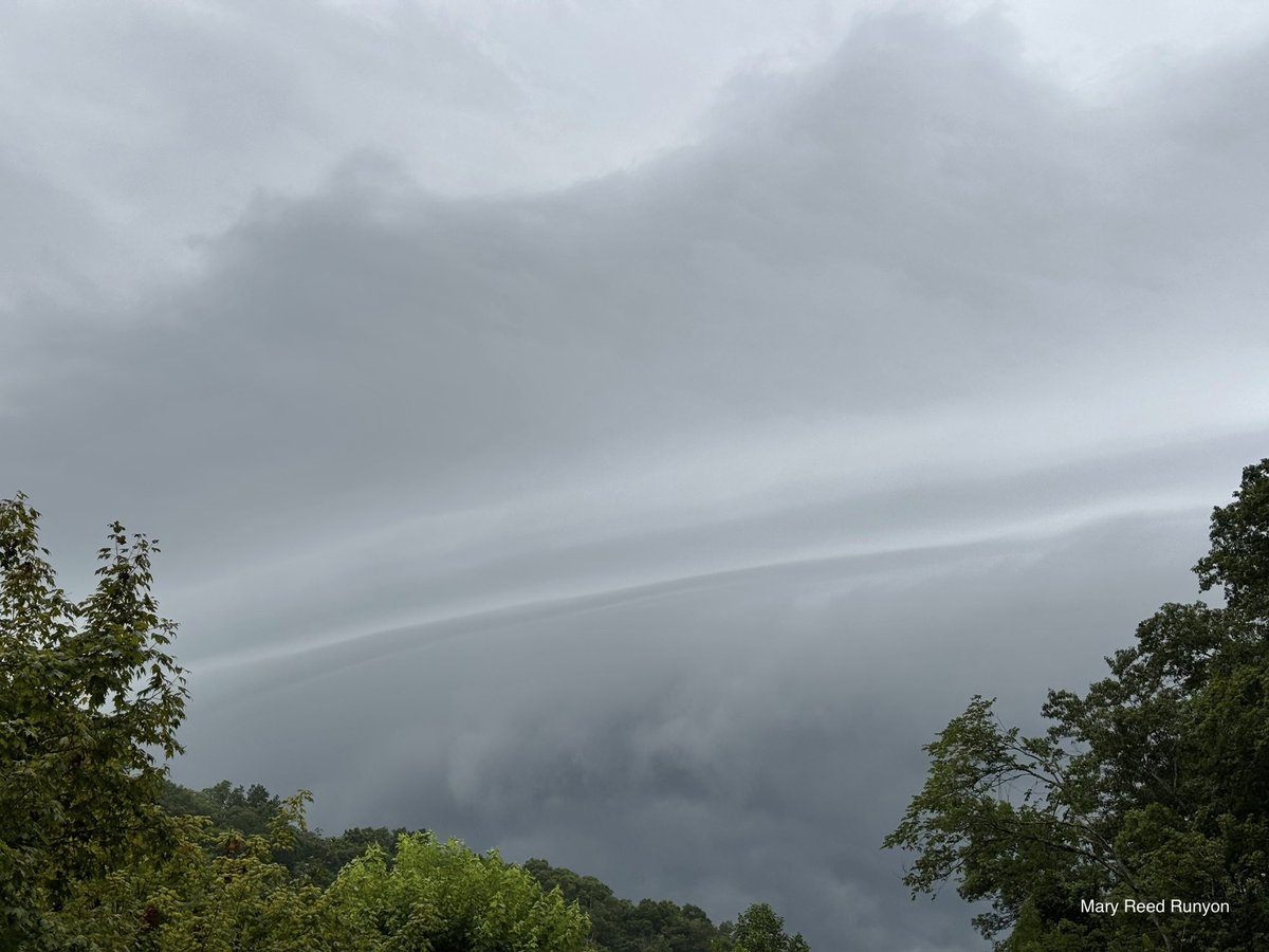 MaryReedRunyon1's tweet image. The sky this evening. Hatfield KY @WYMT @brobwx @WSAZBrandon @SpencerWeather @cjwxguy56 @Kentuckyweather @jloganwxguy @jloganwxguy #kywx #sekywx #ekywx