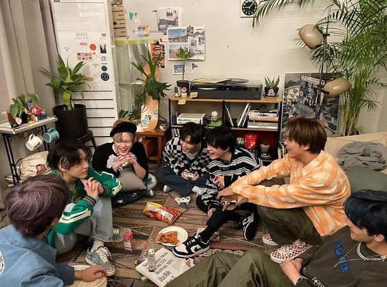 jaeminners's tweet image. “we had a group talk after so long. since we work almost every day, we see each other every day but even when we’re not working like this spending time together feels nice” oh my 7dream… 🥹🩵