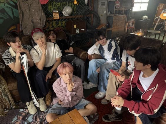 jaeminners's tweet image. “we had a group talk after so long. since we work almost every day, we see each other every day but even when we’re not working like this spending time together feels nice” oh my 7dream… 🥹🩵