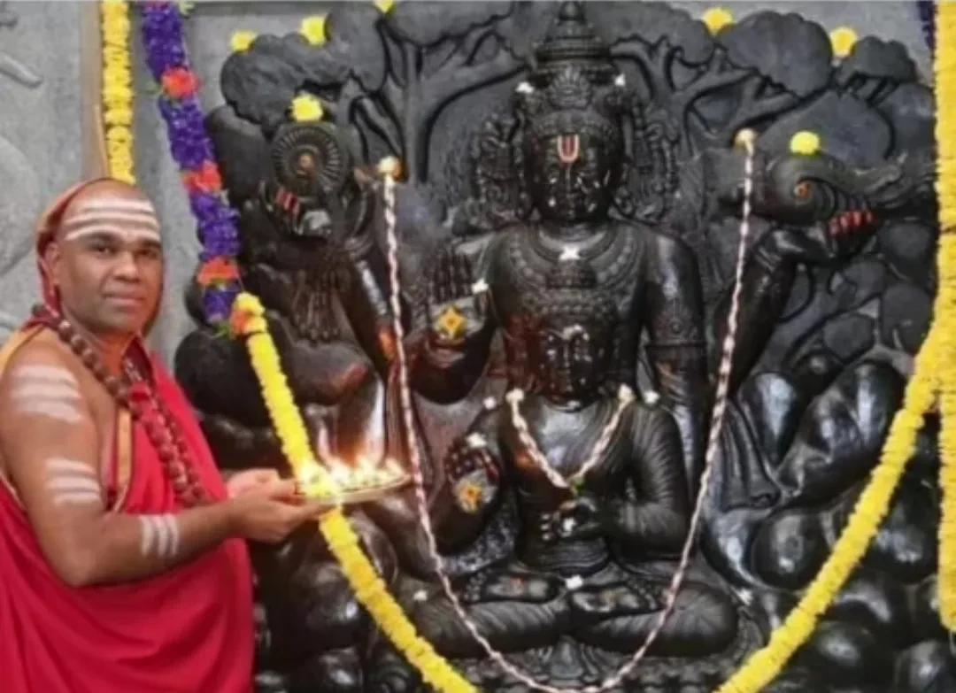 बुद्ध ही ब्रह्म 
बुद्ध ही विष्णु 
बुद्ध ही महेश हैं! 
बुद्ध ही भैरव
बुद्ध ही कार्तिक 
बुद्ध ही गणेश हैं!!
उतारके देखो
आंखों से 
अंधभक्ति का चश्मा!
बुद्ध ही राम
बुद्ध ही कृष्ण 
बुद्ध ही सर्वेश हैं!!
#BTAct1949_Repeal 
#Buddha #BodhGaya 
#महाबोधि_मुक्ति_आंदोलन