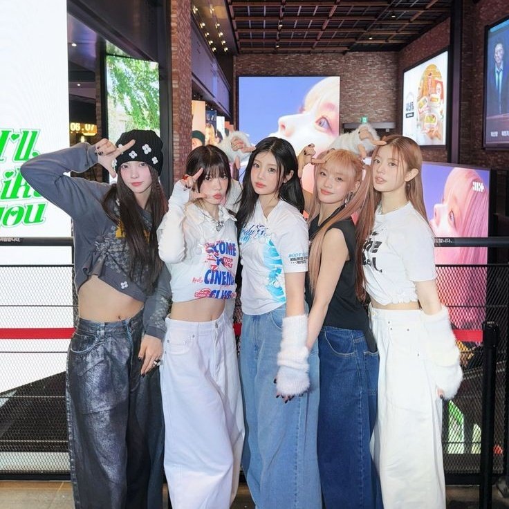 Silvqi's tweet image. Illit New jeans (The members are literally wearing New jeans)