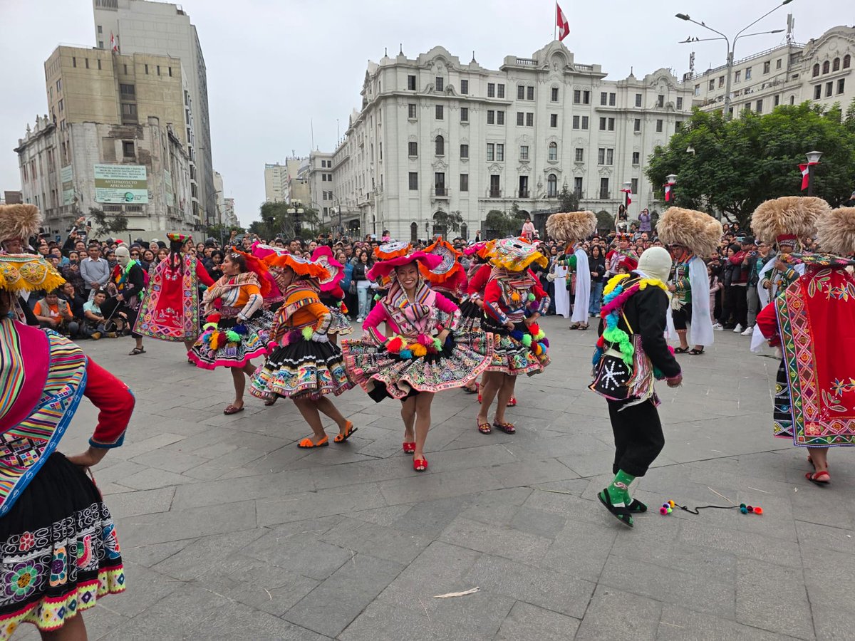 PoliciaPeru's tweet image. 🇵🇪 En el corazón de Lima, reafirmamos nuestro compromiso con el Perú y con cada ciudadano.
Desde la Plaza San Martín, llevamos a cabo una verbena patriótica con música, danzas y unión ciudadana que continúa a lo largo del día.
¡Siempre al servicio de la patria!🎉🚔