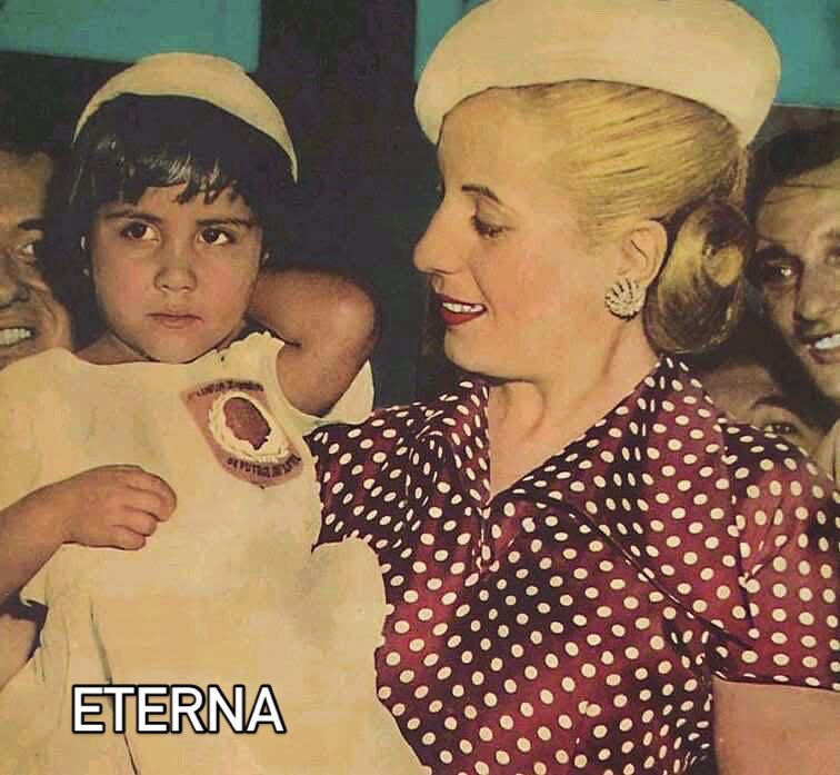 LegadoPeron's tweet image. Sangra tanto el corazón del que pide, que hay que correr y dar, sin esperar.
Evita