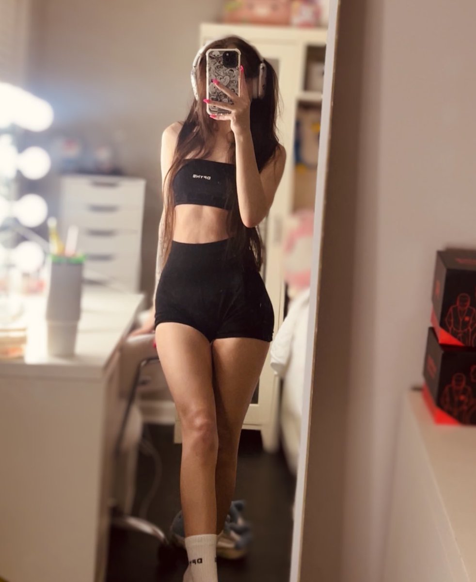 KyleeCarterrr's tweet image. 🖤