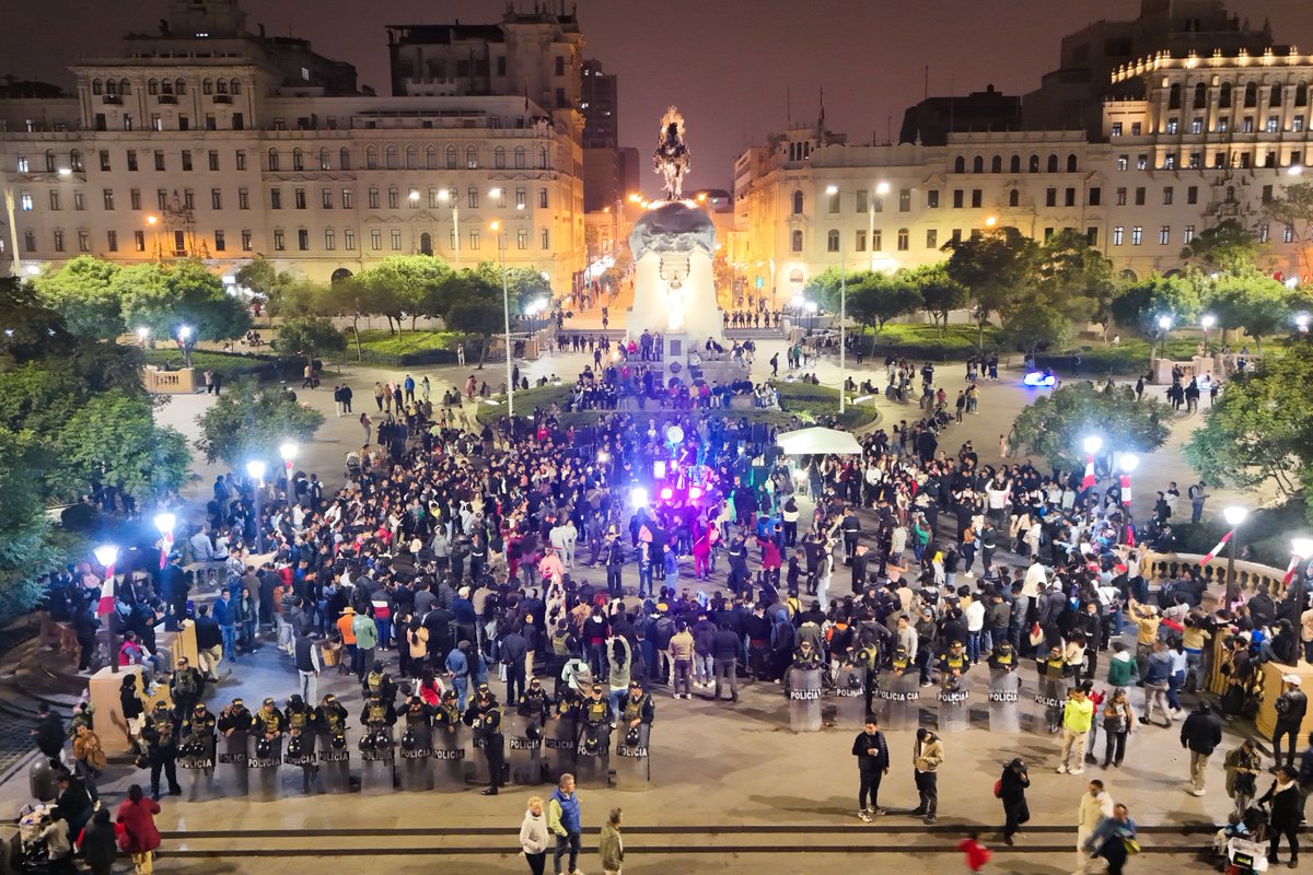 PoliciaPeru's tweet image. 🇵🇪 En el corazón de Lima, reafirmamos nuestro compromiso con el Perú y con cada ciudadano.
Desde la Plaza San Martín, llevamos a cabo una verbena patriótica con música, danzas y unión ciudadana que continúa a lo largo del día.
¡Siempre al servicio de la patria!🎉🚔