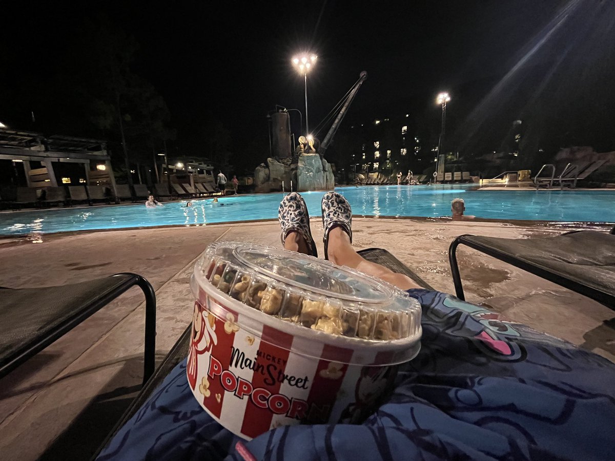 disneytipsguy's tweet image. Deluxe pools are a step up!! 

Dayum!! 😂😂😂