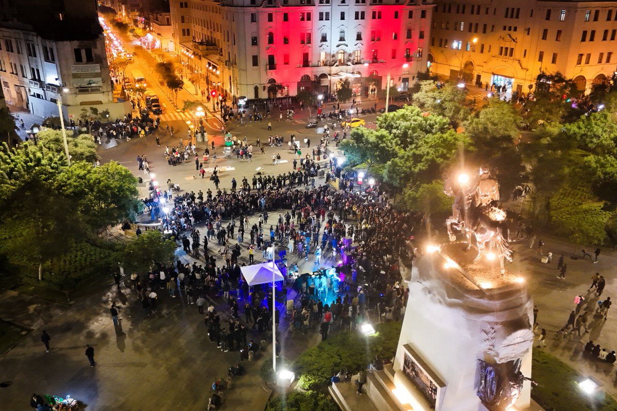 PoliciaPeru's tweet image. 🇵🇪 En el corazón de Lima, reafirmamos nuestro compromiso con el Perú y con cada ciudadano.
Desde la Plaza San Martín, llevamos a cabo una verbena patriótica con música, danzas y unión ciudadana que continúa a lo largo del día.
¡Siempre al servicio de la patria!🎉🚔