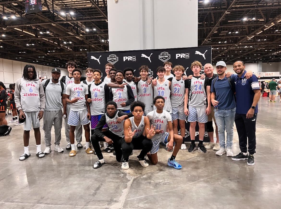 ThomasHulefeld's tweet image. Love these dudes!! Sad to see AAU come to an end, but now it’s time to lock in, train, and get my body right before high school season!!! I’m in the gym multiple times a day and focusing on getting stronger! @KevinMoses38 @Uorangemen2 @Coach_Shaw_Sr @Kareem__Khalife @cpt_tatum