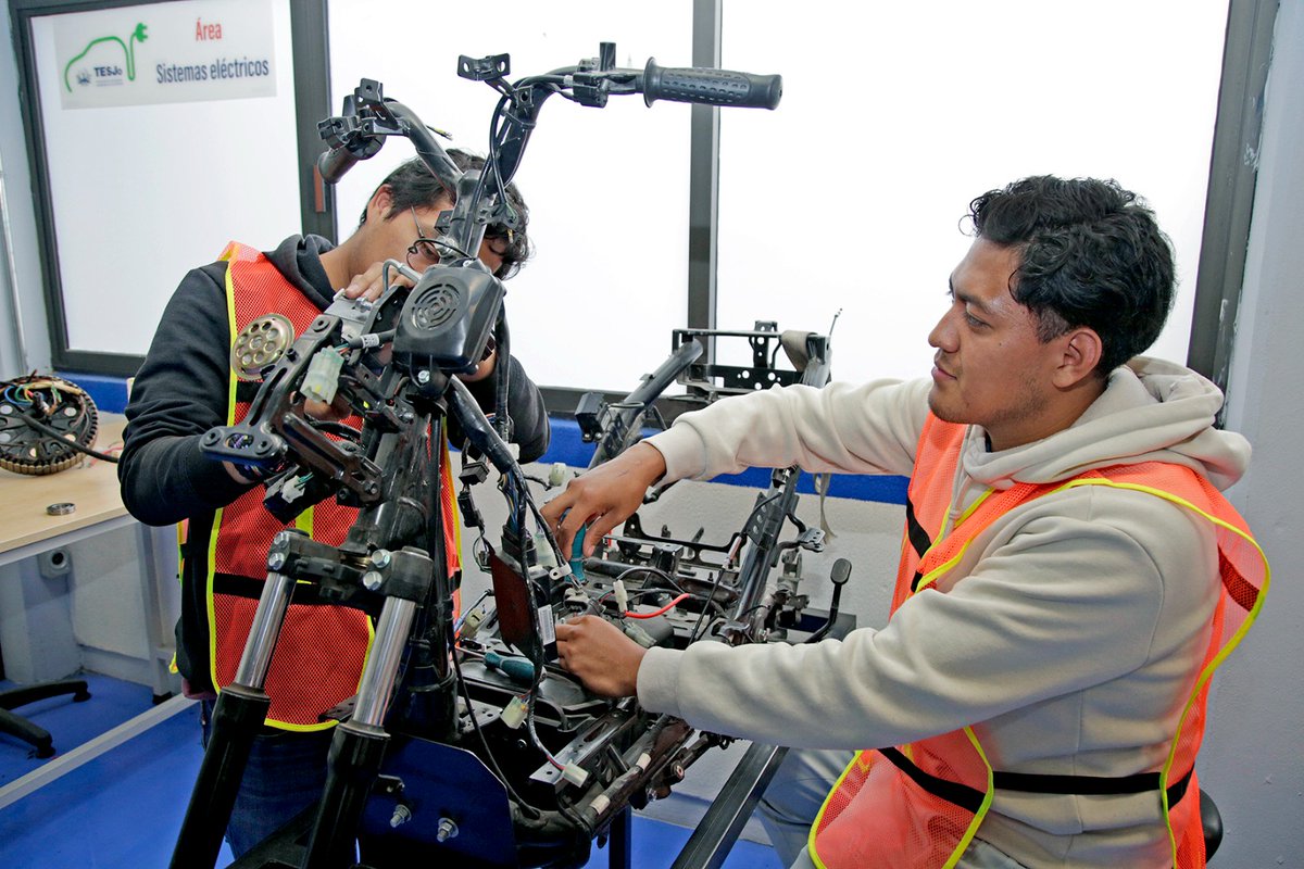 ComSocEdomex's tweet image. ¡Estudiantes mexiquenses diseñan moto eléctrica…y ya se vende!
El @TecJocotitlan cuenta con 12 programas educativos acreditados, tres de ellos con certificación internacional.
Más detalles : goo.su/jQkGEg