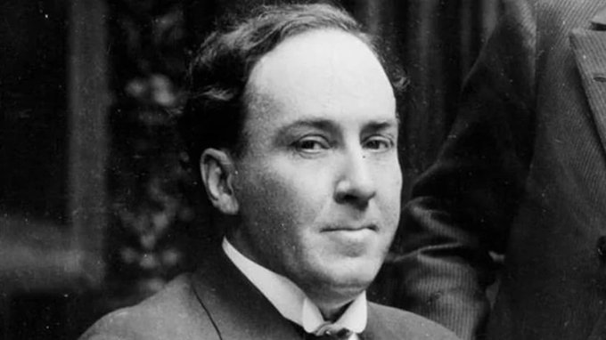 AidaBSanchez's tweet image. “Dejar quisiera / mi verso, como deja el capitán su espada: / famosa por la mano viril que la blandiera, / no por el docto oficio del forjador preciada”
#AntonioMachado, el #poeta luminoso y profundo que rindió culto a los valores universales lanacion.com.ar/cultura/antoni… @dangigena1