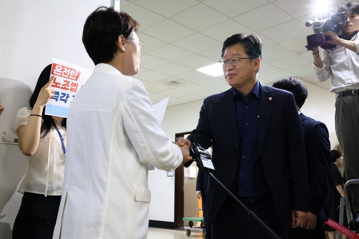 jjd7877do's tweet image. 국회 환노위 법안심사소위가 열리는 회의장 앞에서
온전한 노조법 2·3조 개정을 촉구하는 피켓팅을 진행했습니다.
더 이상 미뤄서도, 후퇴해서도 안됩니다.
노동자라면 누구나 누려야 하는
헌법에서 정한
이 당연한 권리를 쟁취하기 위해
특수고용·하청노동자가 20년 동안
피눈물로 만들어 온…