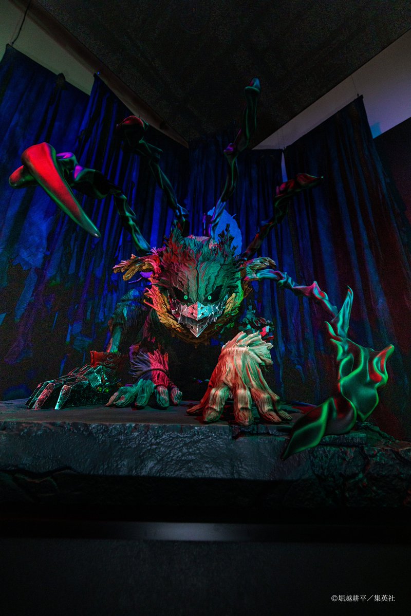 【Zone2 「ヒーロー飽和社会」の終焉。】

「第二次決戦」直前までの原画を展示。
デジタル作画による完成原稿だけでなく、創作過程で生まれた＜線画＞＜ネーム＞などの直筆の資料も多数展示✨

1/1スケールの“黒デク”フィギュアにも注目です🔎

#ヒロアカ原画展 #ヒロアカ