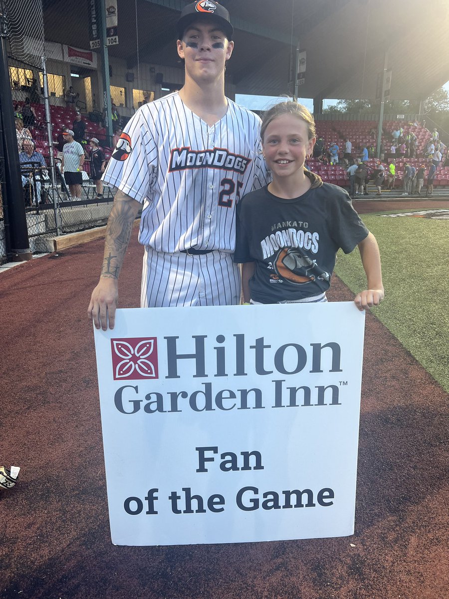 MankatoMoonDogs's tweet image. MoonDog Preston Freeman with Fan of the Game, Teigan! Brought to you by Hilton Garden Inn (@HiltonGardenInn)!
#GoDogs
