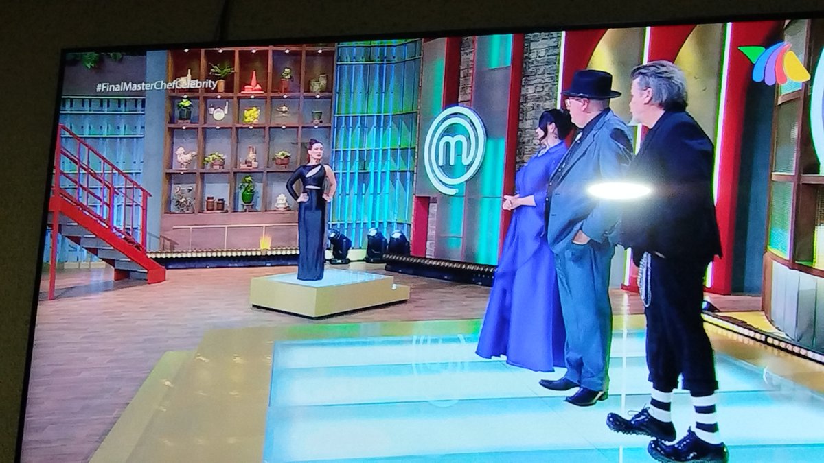 Domingo familiar y domingo de ver la final de #MasterChefCelebrity 

Mi gallo va a ser Dani Valle

Y el de ustedes?