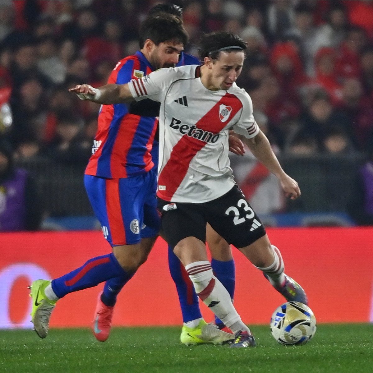 juanbalbi9's tweet image. Gallardo, sobre el debut de Matías Galarza en River: “Lo necesitábamos. Tiene presencia física y futbolística. No le pesó el partido hoy. Estaba esperando su llegada y decidí ponerlo. Como lo vi bien, lo hice jugar”.
