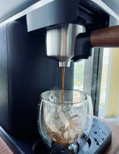 Joncsarnes's tweet photo. 会社にはコーヒーマシンがあり、とても便利です https://t.co/uRoISYvGh8