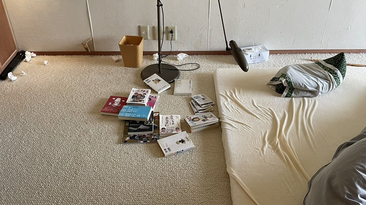 yomeyoshiko224's tweet photo. 寝ながら投げたティシュが、ゴミ箱にとどかないか、ゴミ箱の向こう側に。 https://t.co/o43UxbNxGQ