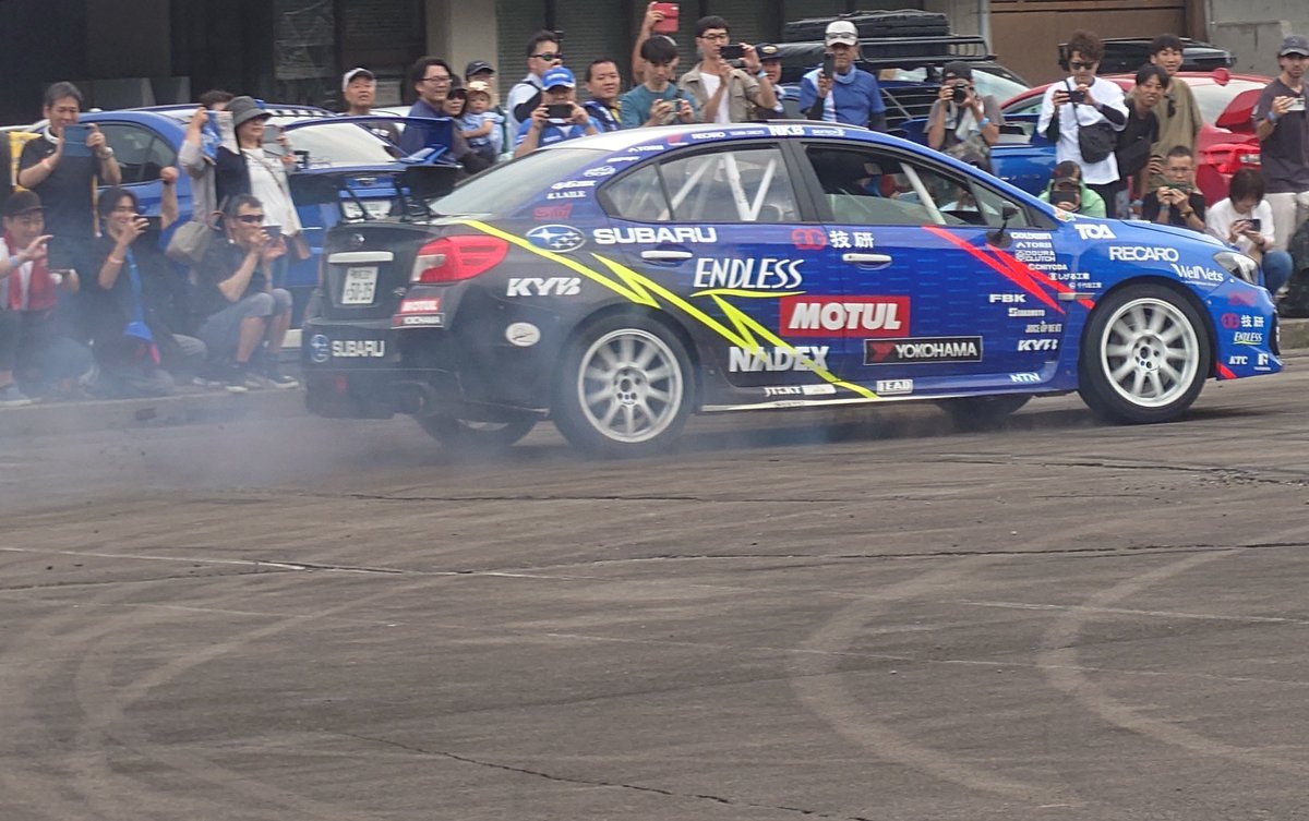 Aoi_LEVORG's tweet image. 昨日のデモラン、荒れたりヒビ割れしているフィールドにも関わらず何の迷いもなくコントロールされているWRXの走りも素晴らしかったし、さすが世界の新井さんだなと思いました✨
ギャラリーの皆さんも新井さんのテクニックを信じているので、マシンが迫ってきてもその場でカメラを構え続けていました📸
