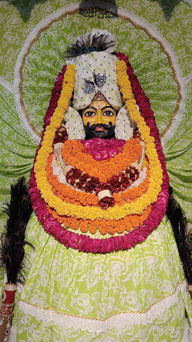 Payalgoyal1130's tweet image. जब तुम हार चुके हो और कोई सहारा नज़र नहीं आता,
तब खाटू श्याम बाबा के पास जाओ — वे हारे का सहारा हैं।
                  ।। जय श्री श्याम।।