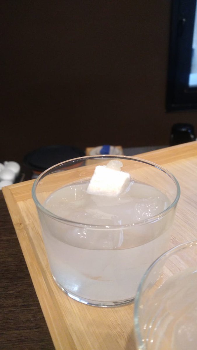 Chiamancus0's tweet image. Mi trabajo ya realizado: mate a un pelado antichiara, ahora me arme un trago (de mi autoria) y a beber mirando la serie.