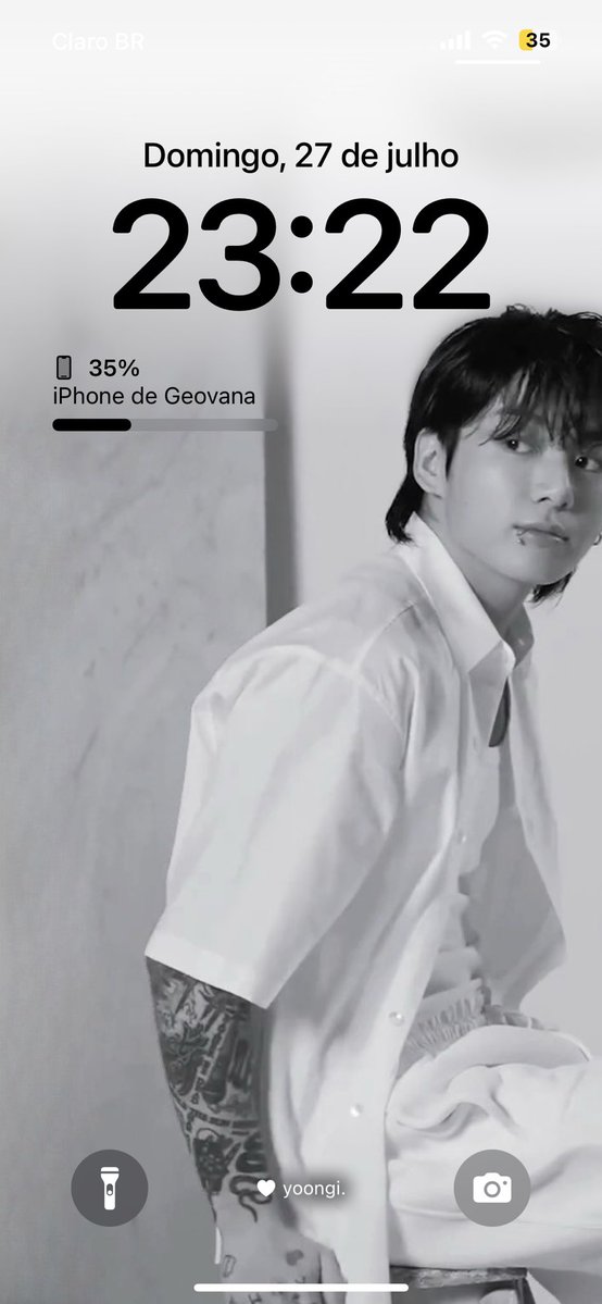 strangedtwo's tweet image. uma amiga perguntou qual dos bts era no meu papel de parede, e a outra gritou com a maior convicção “É O JHOPE!”