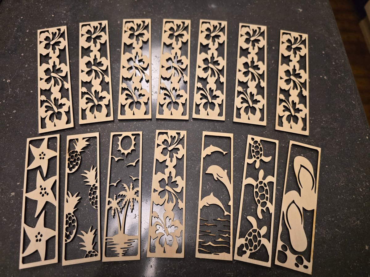 AreOhEssEyeEe's tweet image. Freshly cut bookmarks for my upcoming market!
