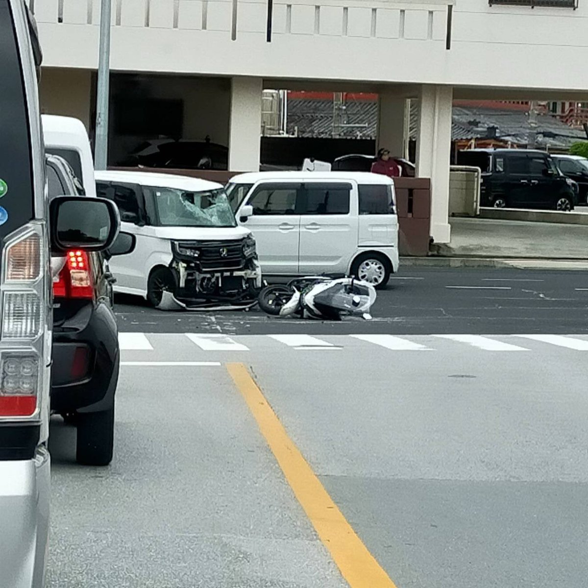 localOKINAWA's tweet image. 【沖縄県地元情報局】
宜野湾市 中部商業高校前の交差点で
バイクと車の事故発生
南向けやや渋滞中です。
通行の際はご注意下さい!
シェアお願いします‼︎
”ゆいまーる”で実現する地域の移動手段🚗
女性専用ライドシェアWely
⇩みてみる⇩
wayslink.me/wely-info/