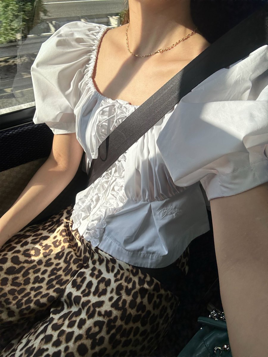 Bibiy. CYNTHIA CROPPED BLOUSE CYNTHIA CROPPED BLOUSE⁄160cm⁄wearing