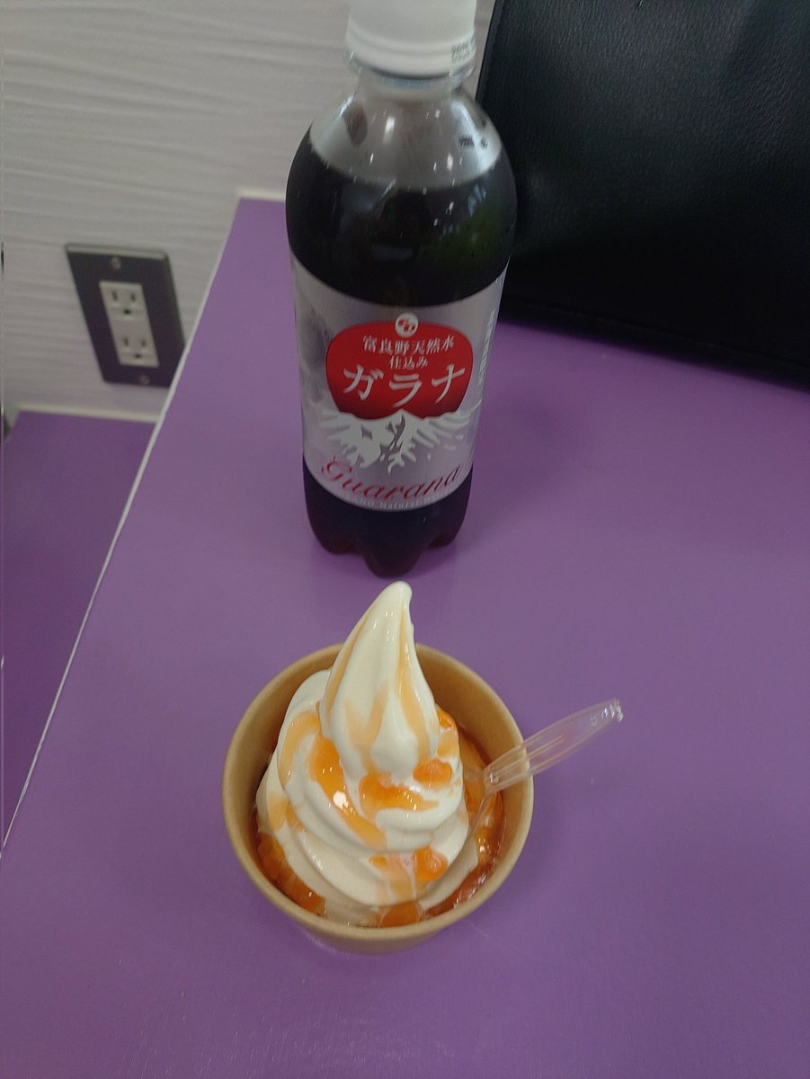 toshiki_itakura's tweet image. 南富良野の道の駅でメロンソフトクリームと富良野天然水仕込みガラナ