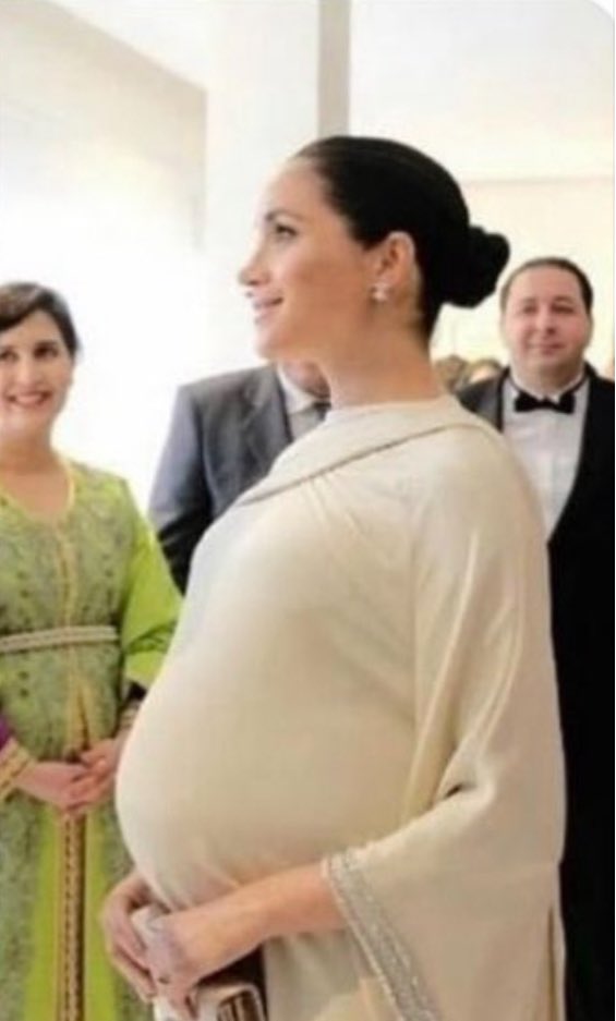 SeeingTheVeil2's tweet image. This is quite funny! Of course we know that People is Twerchel’s go to magazine for her (make believe) announcements. This article is a countdown of,alleged, ‘pregnancy’ photos of the Twerch (1st megnancy) For February 24th 2018 they chose pic #1 . Twerchel is wearing…