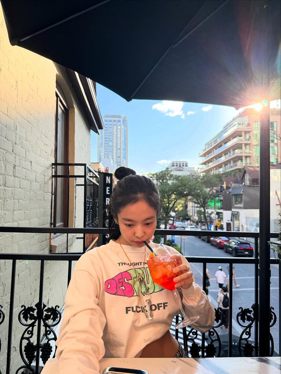 protectJ116's tweet image. 🚨Leave positive comments under Jennie’s post. Pests have infested her comment section.
📌 instagram.com/p/DMoVQg1OytV/…
JENNIE RUNS THE BIG APPLE #JENNIEDEADLINENEWYORK