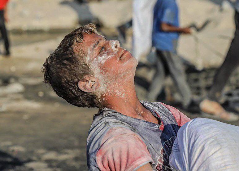#صورة | "بعد نجاته من رصاص الاحتلال" ..
طفل جائع يكافح لحمل كيس طحين ثقيل حصل عليه من شاحنات المساعدات شمال غرب مدينة غزة .