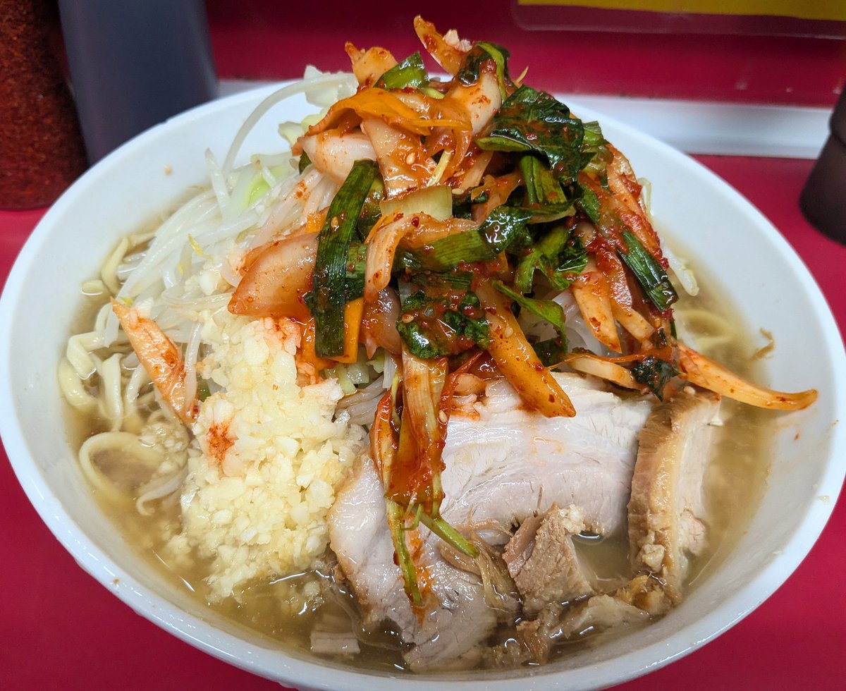 dashihunnyou's tweet image. ラーメン二郎湘南藤沢店
大少SPキムチニンニクマシ
辻堂から🚶💦脳トロリ
よそ二郎すると藤二のどこがどう美味しいか
楽しいかよく判る
「いずれもそれぞれ……
藤二です！藤二で食べたニンニクマシを
生涯忘れないでしょう」
なんてデロ脳白日夢、映画観すぎ
社長がグレゴリーペックに見えたゾ