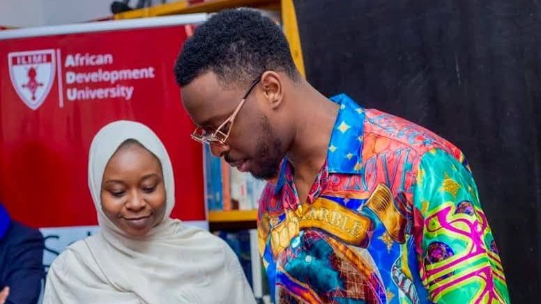 NigerAR's tweet image. Jeunes qui font la différence 🇳🇪
Aichatou Mahaman, une jeune nigérienne qui n’a pas attendu les opportunités… elle les a créées.
De sa passion est née Tallitfor Culture, une marque devenue référence dans la mode artisanale au Niger.
Foi en soi, travail acharné et amour des…