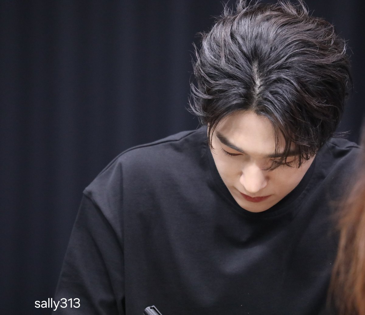 Just a plain black shirt and simple styling yet myungsoo is shining shimmering splendid visuals 😭😭😭

#エル #キムミョンス #김명수 #명수 #엘 #인피니트 #INFINITE