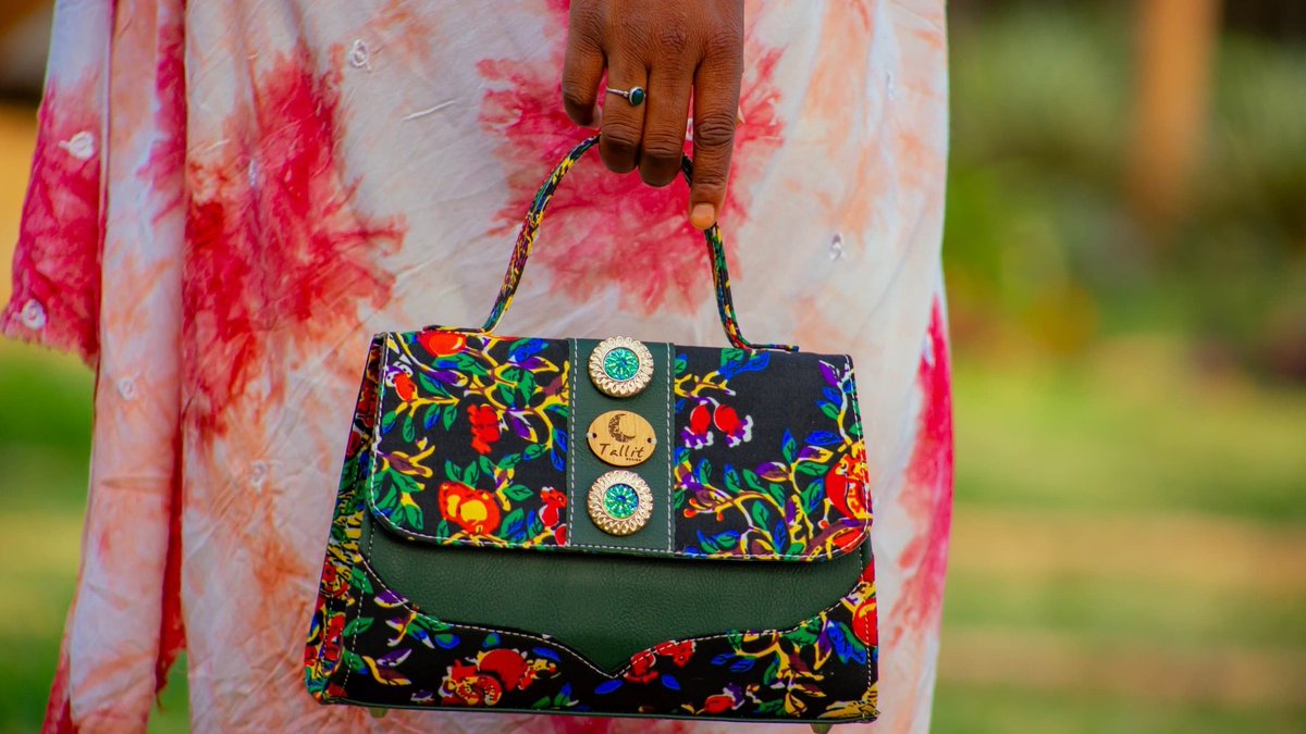 NigerAR's tweet image. Jeunes qui font la différence 🇳🇪
Aichatou Mahaman, une jeune nigérienne qui n’a pas attendu les opportunités… elle les a créées.
De sa passion est née Tallitfor Culture, une marque devenue référence dans la mode artisanale au Niger.
Foi en soi, travail acharné et amour des…