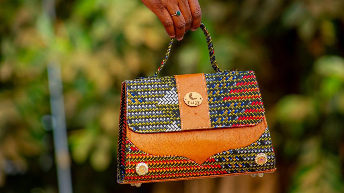 NigerAR's tweet image. Jeunes qui font la différence 🇳🇪
Aichatou Mahaman, une jeune nigérienne qui n’a pas attendu les opportunités… elle les a créées.
De sa passion est née Tallitfor Culture, une marque devenue référence dans la mode artisanale au Niger.
Foi en soi, travail acharné et amour des…