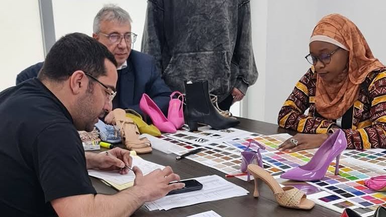 NigerAR's tweet image. Jeunes qui font la différence 🇳🇪
Aichatou Mahaman, une jeune nigérienne qui n’a pas attendu les opportunités… elle les a créées.
De sa passion est née Tallitfor Culture, une marque devenue référence dans la mode artisanale au Niger.
Foi en soi, travail acharné et amour des…