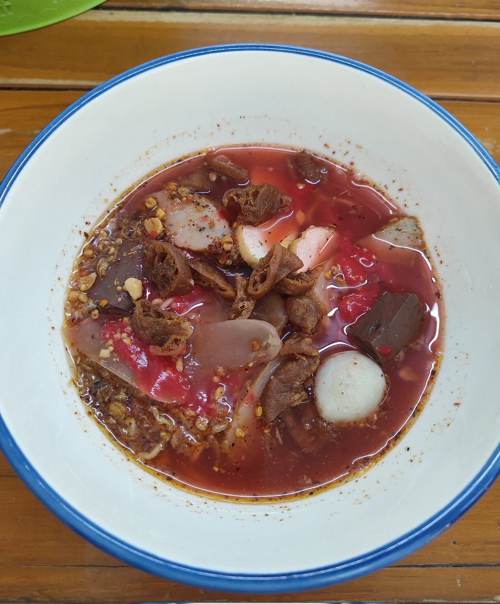 มื้อเช้าวันนี้ค่า บะหมี่เย็นตาโฟต้มยำ (ไม่ผัก) เห็นพริกโรยขนาดนี้. . ร้านปรุงต้มยำมาเผ็ดค่ะ🌶️🔥
#HyouAbite