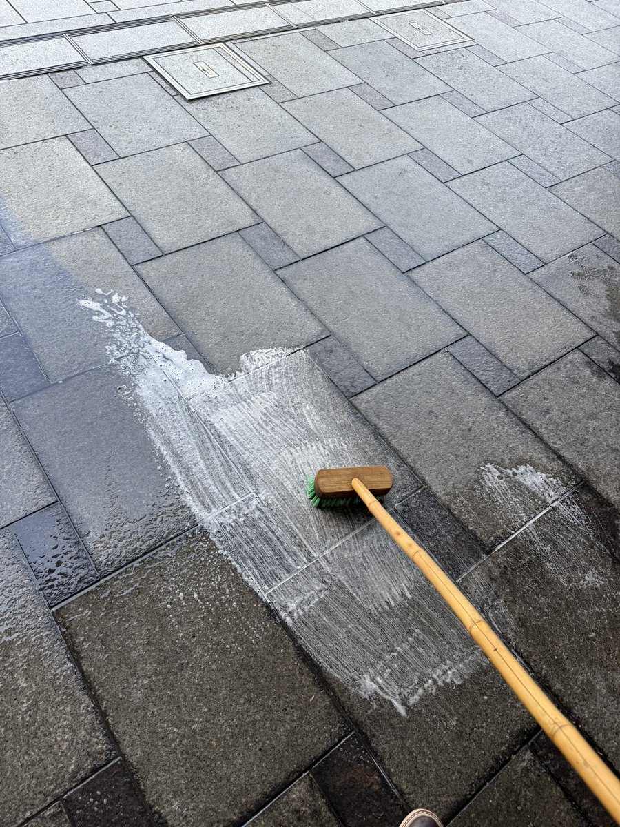 Ichikawa_jwo's tweet image. 祭りの翌日は
店先シャカシャカタイムから始まり
花壇の花に水をたっぷりあげて
午前が終わる🕛